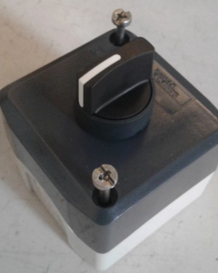 Switch box for opening sow stall